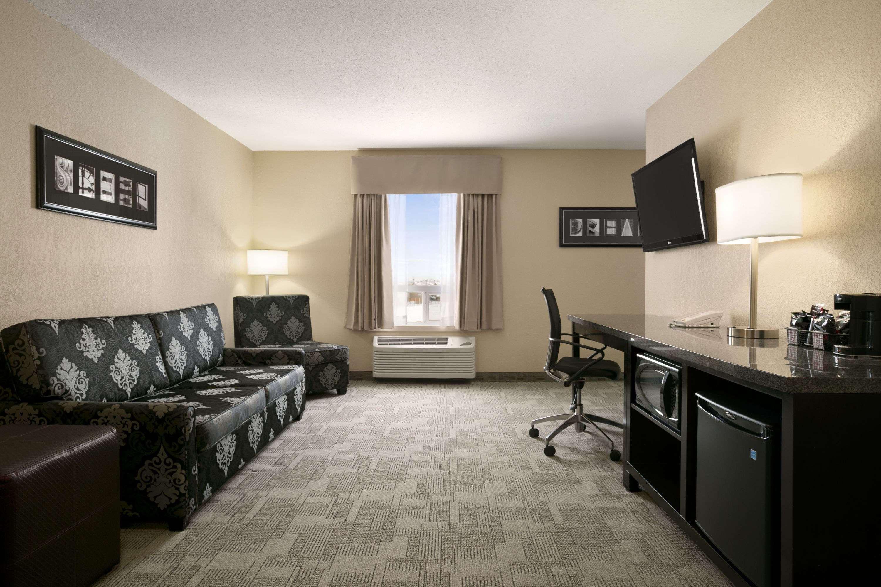 Days Inn By Wyndham Regina Exterior photo