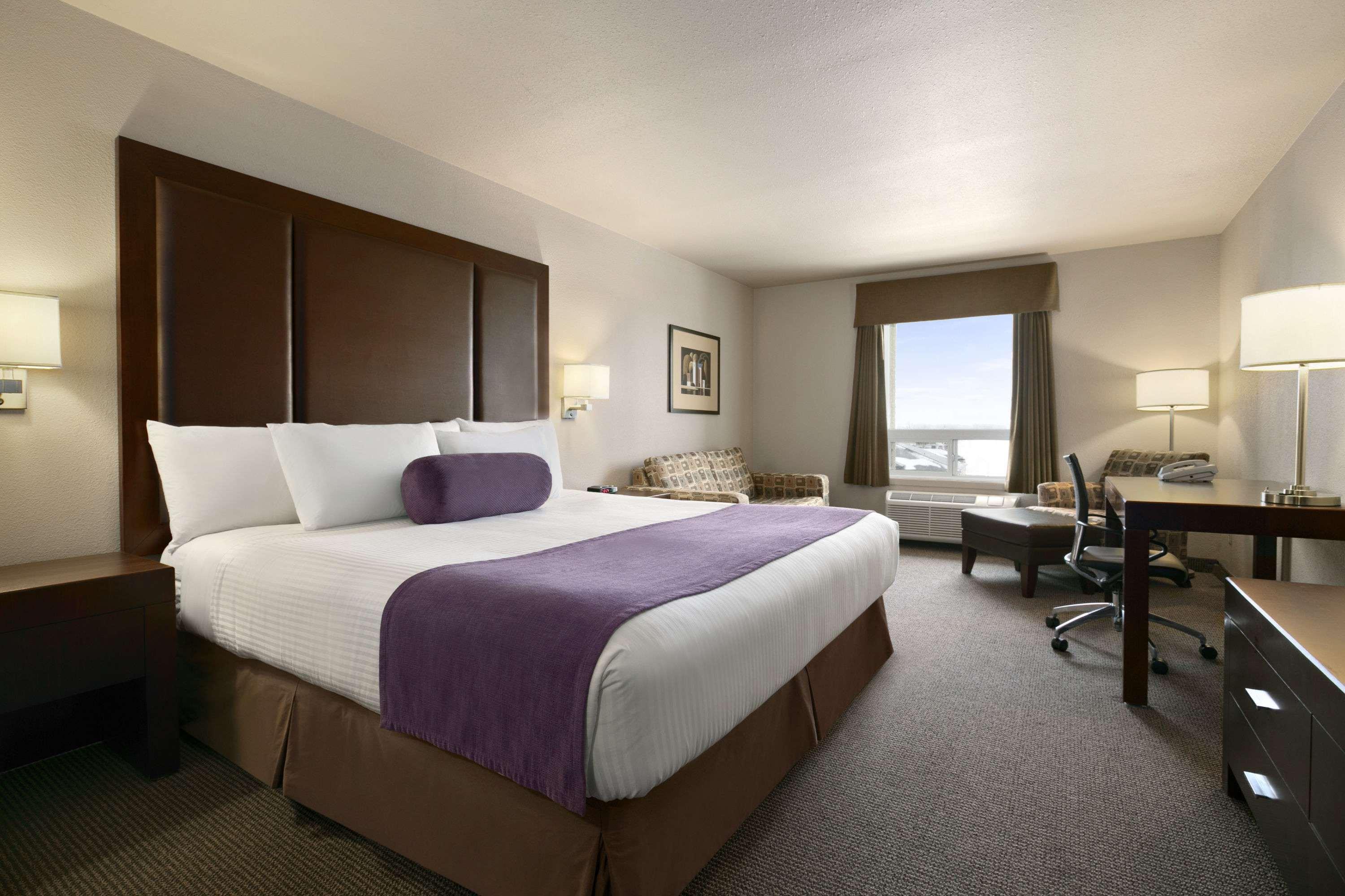 Days Inn By Wyndham Regina Exterior photo
