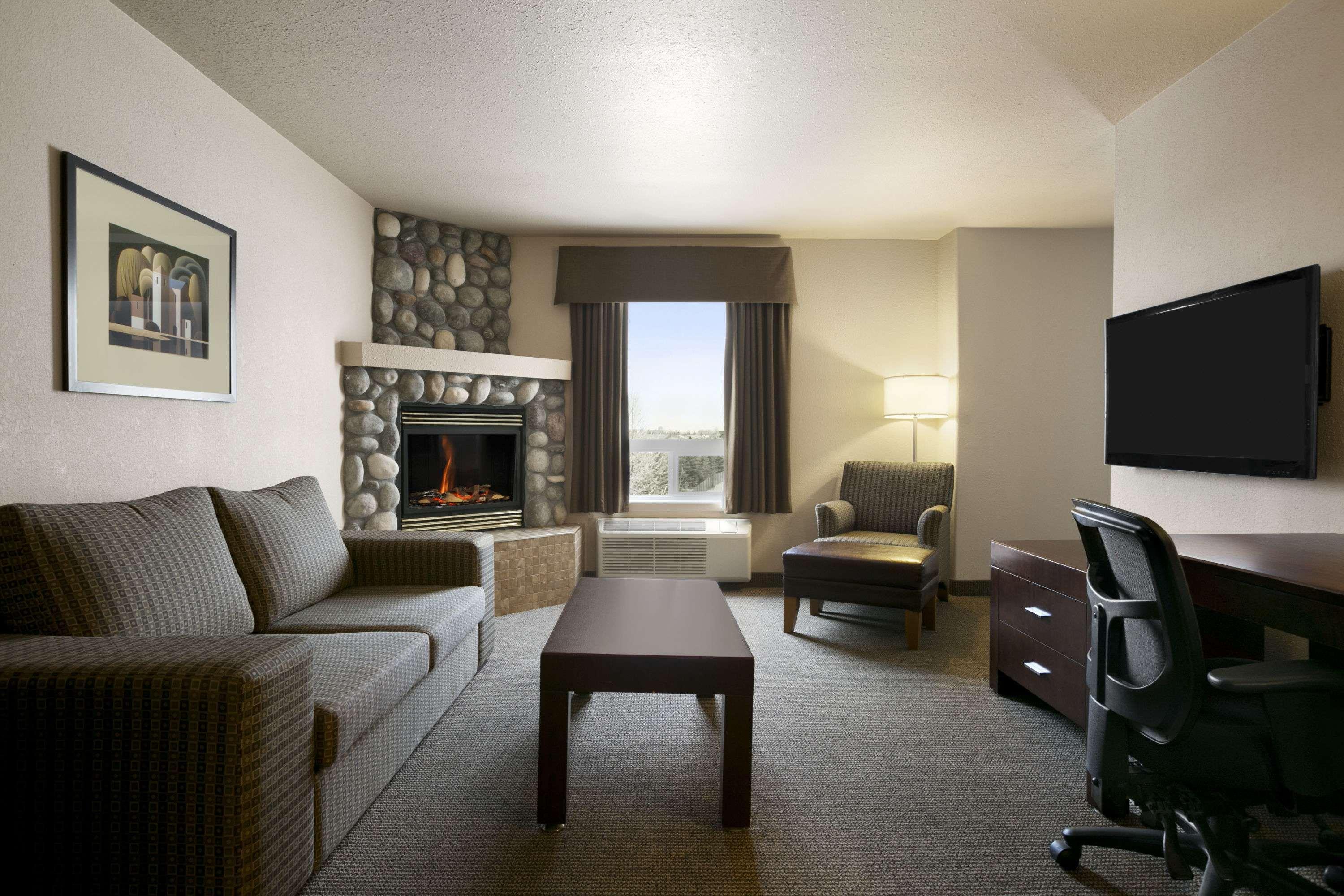 Days Inn By Wyndham Regina Exterior photo