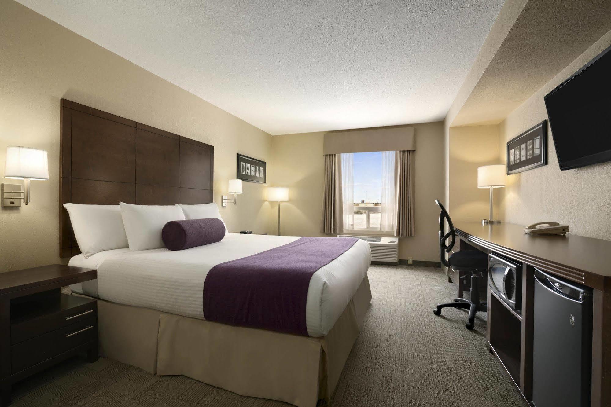 Days Inn By Wyndham Regina Exterior photo