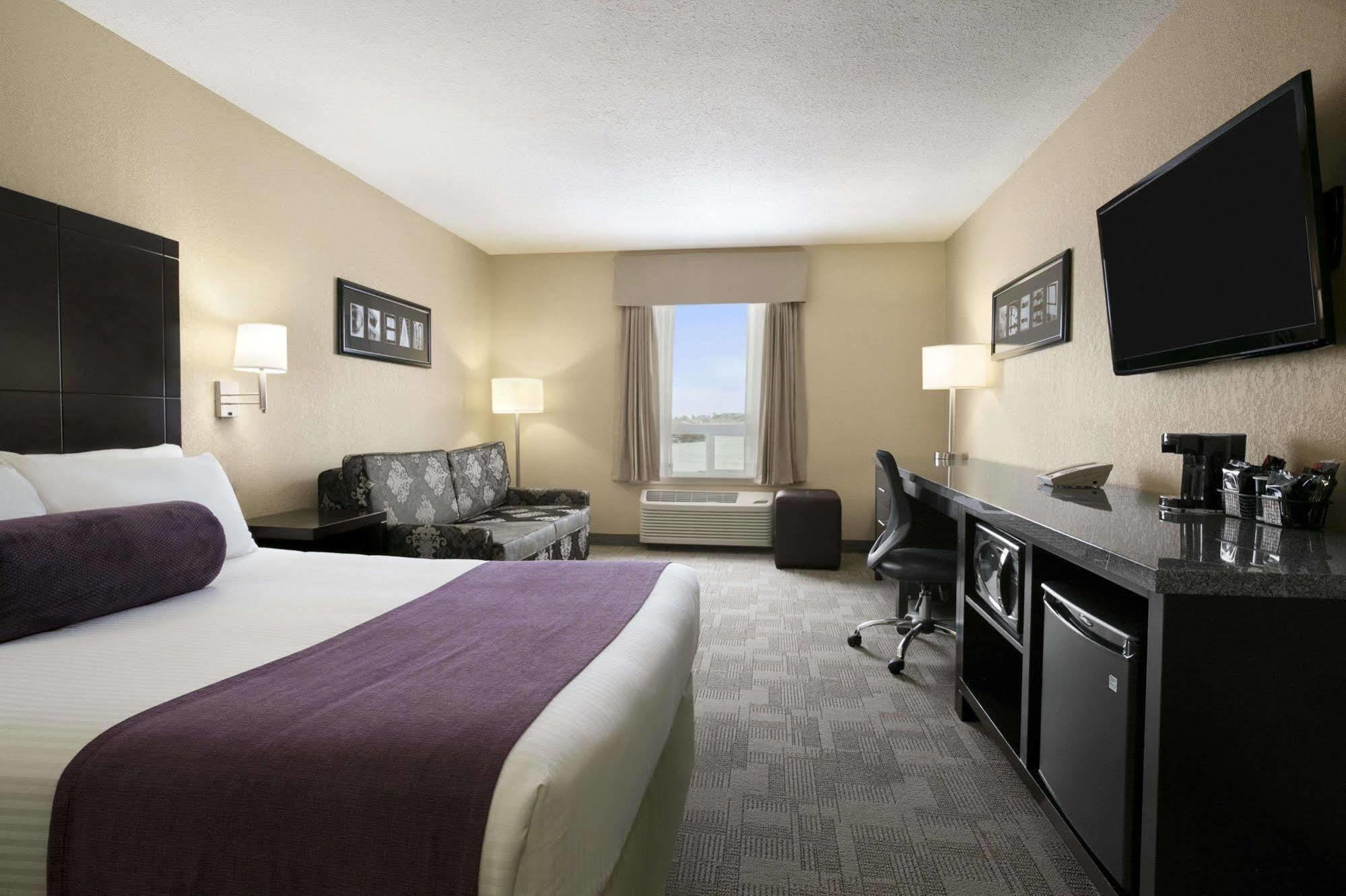 Days Inn By Wyndham Regina Exterior photo